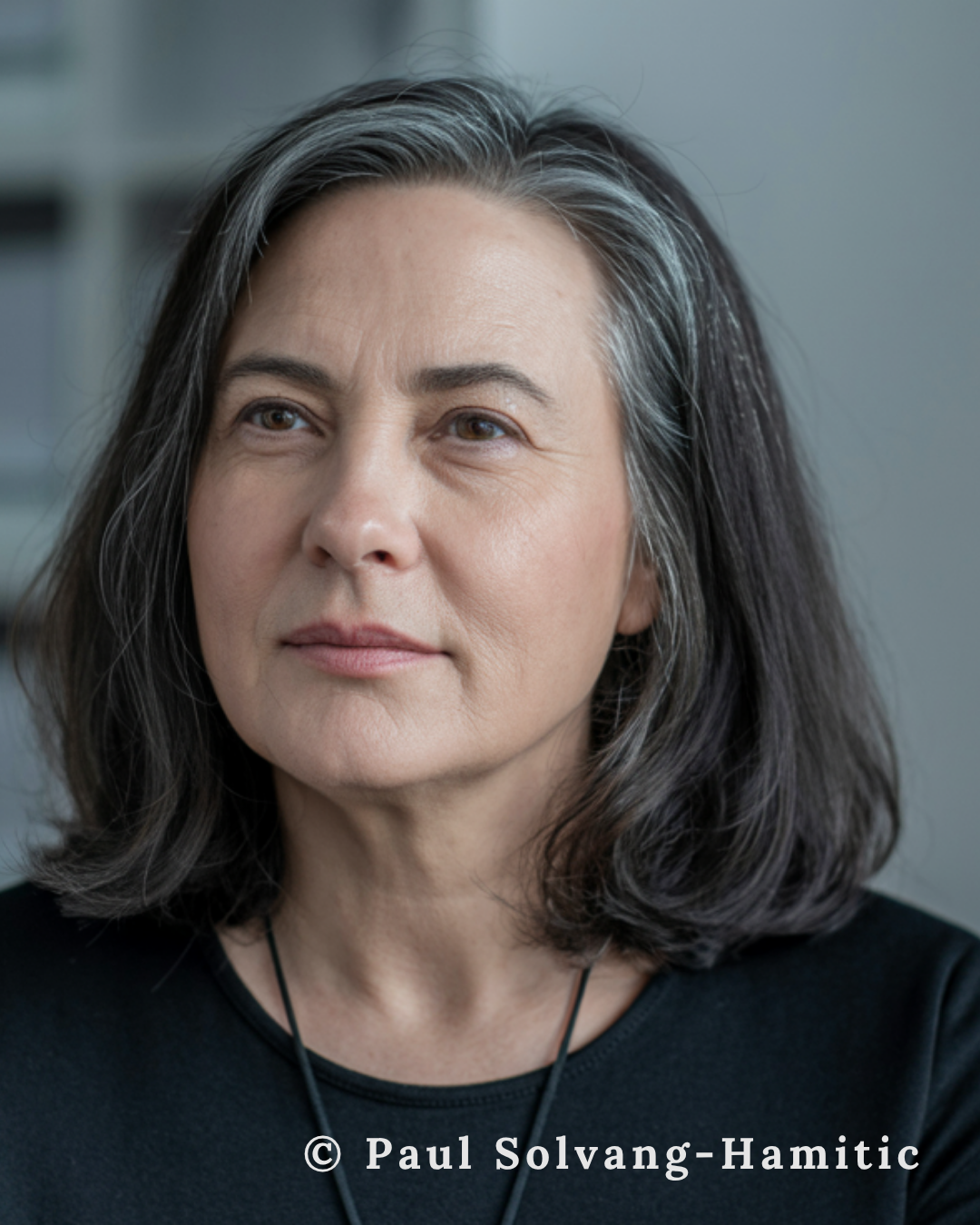 Prof. Dr. Pia Solvang-Hamitic, Gründerin der Phenosemantik (PSM), Porträt in Basel als Theoretikerin der Protofiktionalen Emergenzforschung.