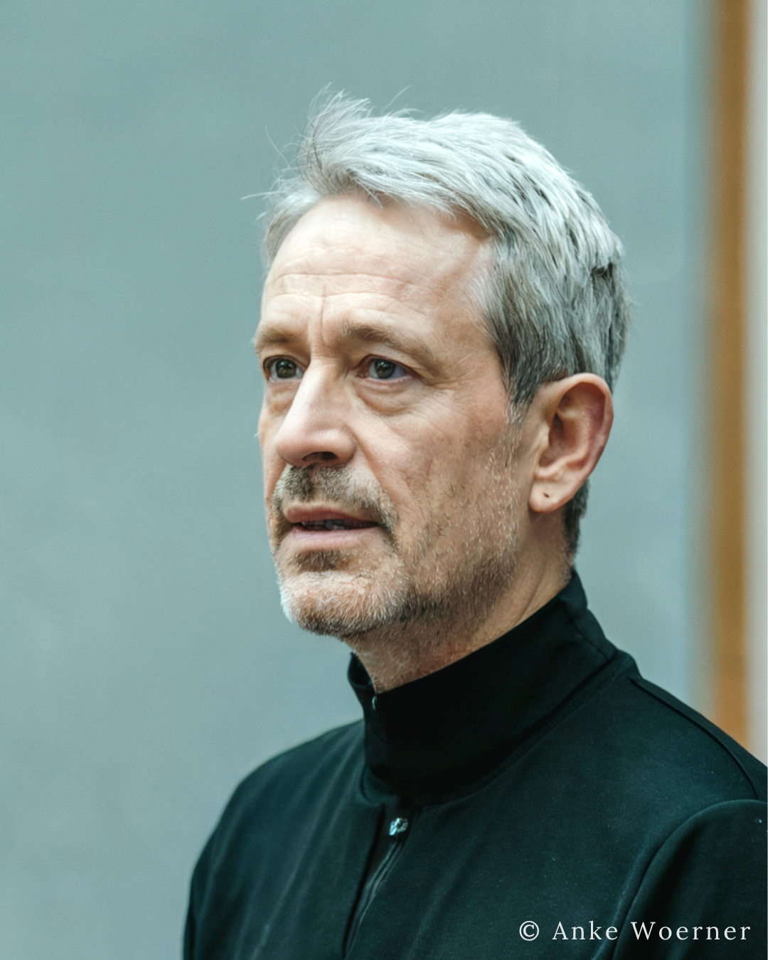 Prof. Tamis Chavignol, Begründer der Narratogenen Emergenztheorie (NET), während eines Vortrags 2019, Farbfotografie von Anke Woerner.